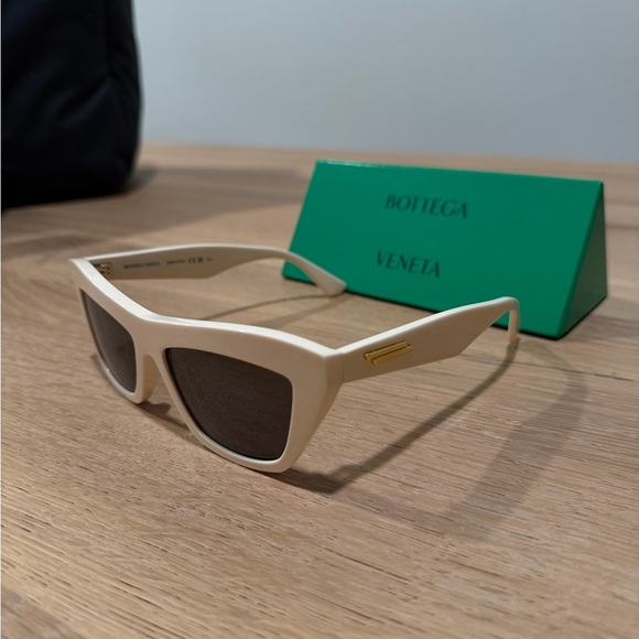 Bottega Veneta BV1121S Cat Eye Sunglasses w/ Certificate of Authenticity
